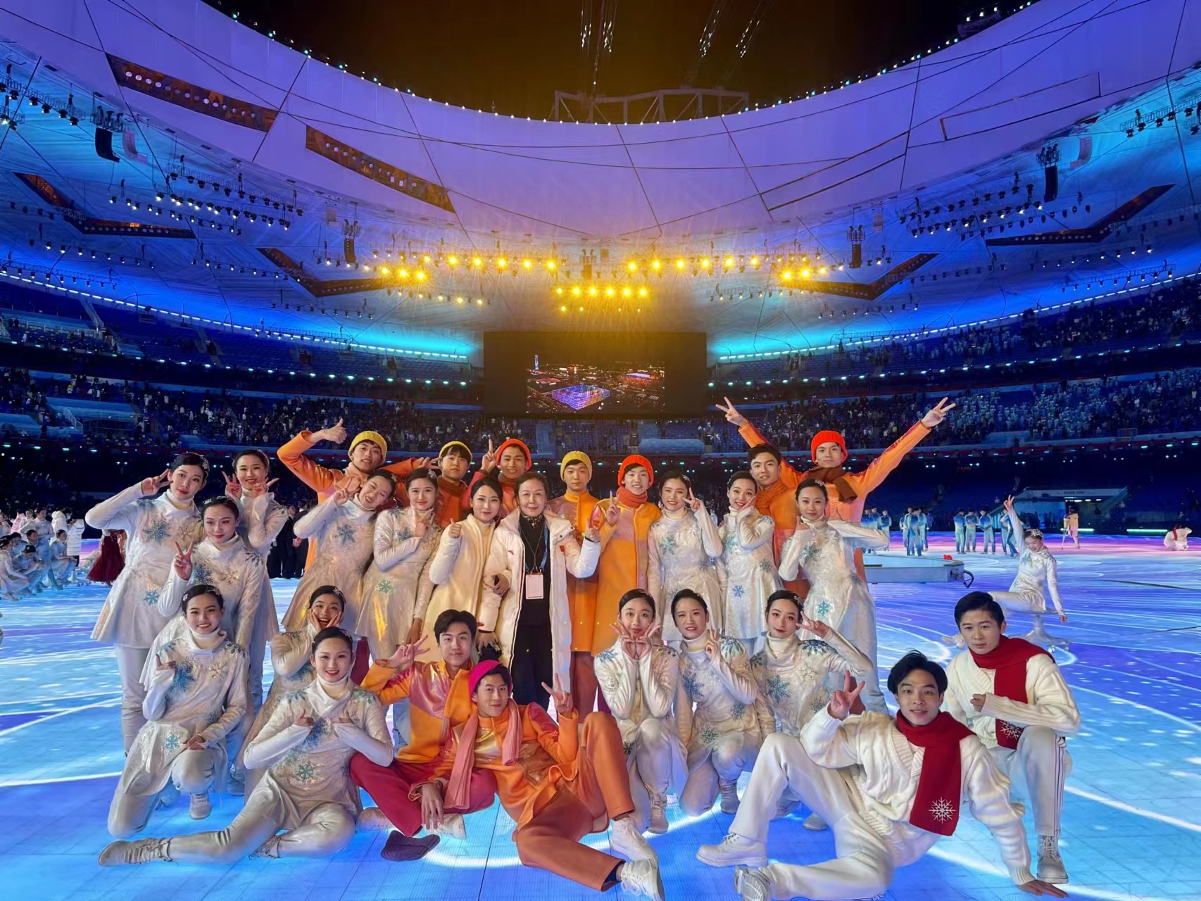 金沙集团186cc成色辅导员程爱琪作为手语指挥老师并带队23名舞蹈专业听障学生参加2022北京冬残奥会开闭幕式演出